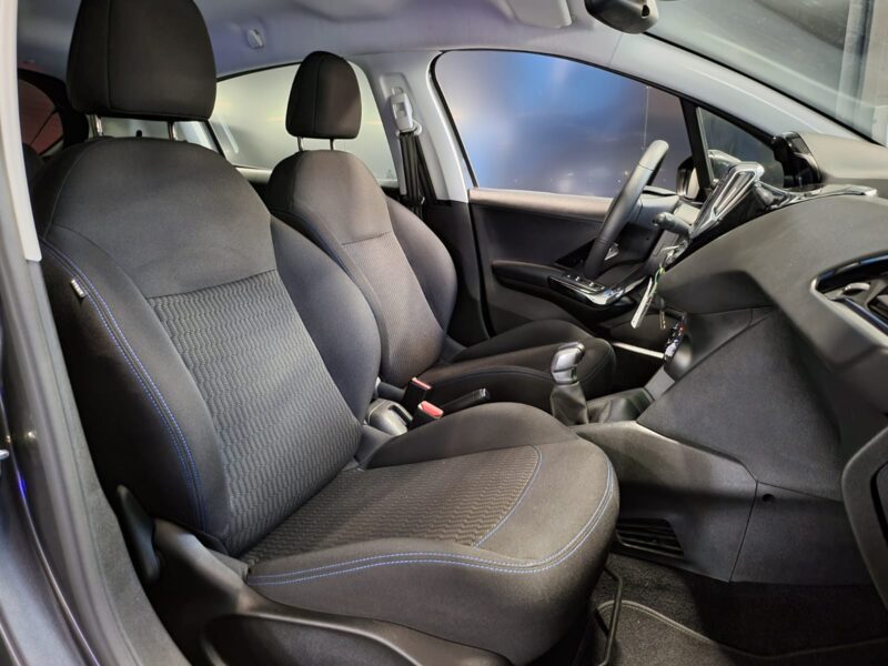 PEUGEOT 208 I 1.2 PureTech 82cv SIGNATURE /GPS+REGULATEUR+AIDE AU PARKING+CARPLAY/ 2018