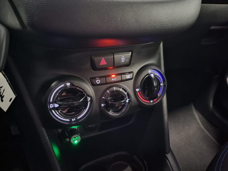 PEUGEOT 208 I 1.2 PureTech 82cv SIGNATURE /GPS+REGULATEUR+AIDE AU PARKING+CARPLAY/ 2018