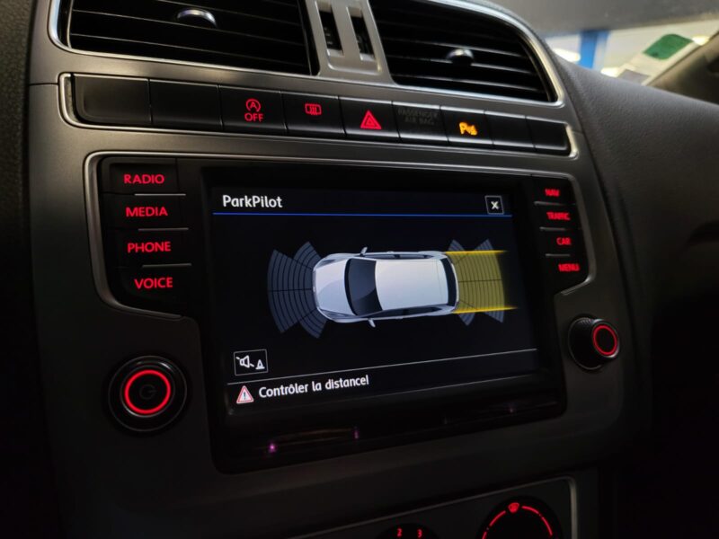 VOLKSWAGEN POLOV 1.4 TDI 90cv ALLSTAR 1ER MAIN TOIT OUVRANT / APPLE CARPLAY ANDROID AUTO / RADARS AV