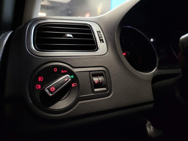 VOLKSWAGEN POLOV 1.4 TDI 90cv ALLSTAR 1ER MAIN TOIT OUVRANT / APPLE CARPLAY ANDROID AUTO / RADARS AV