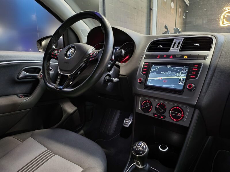 VOLKSWAGEN POLOV 1.4 TDI 90cv ALLSTAR 1ER MAIN TOIT OUVRANT / APPLE CARPLAY ANDROID AUTO / RADARS AV