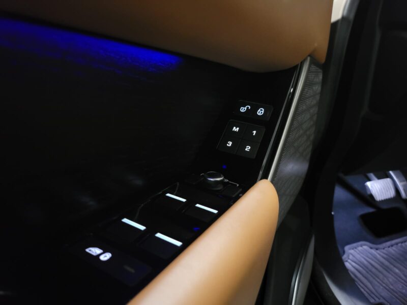 LAND ROVER RANGE ROVER VELAR 2.0 SD4 240cv R-Dynamic AWD / ANDROID AUTO/SIEGES CHAUFFANTS-MASSANTS/A