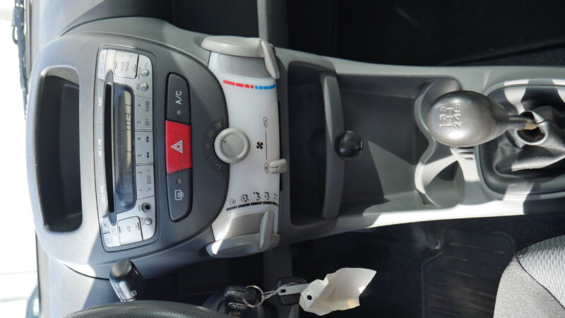           TOYOTA AYGO 1.0 VVT-I 68ch SPORT 5P ESSENCE - CLIM