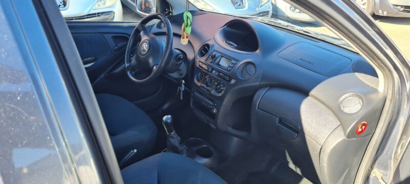 TOYOTA YARIS 2004