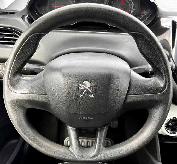 PEUGEOT 208 I 2015