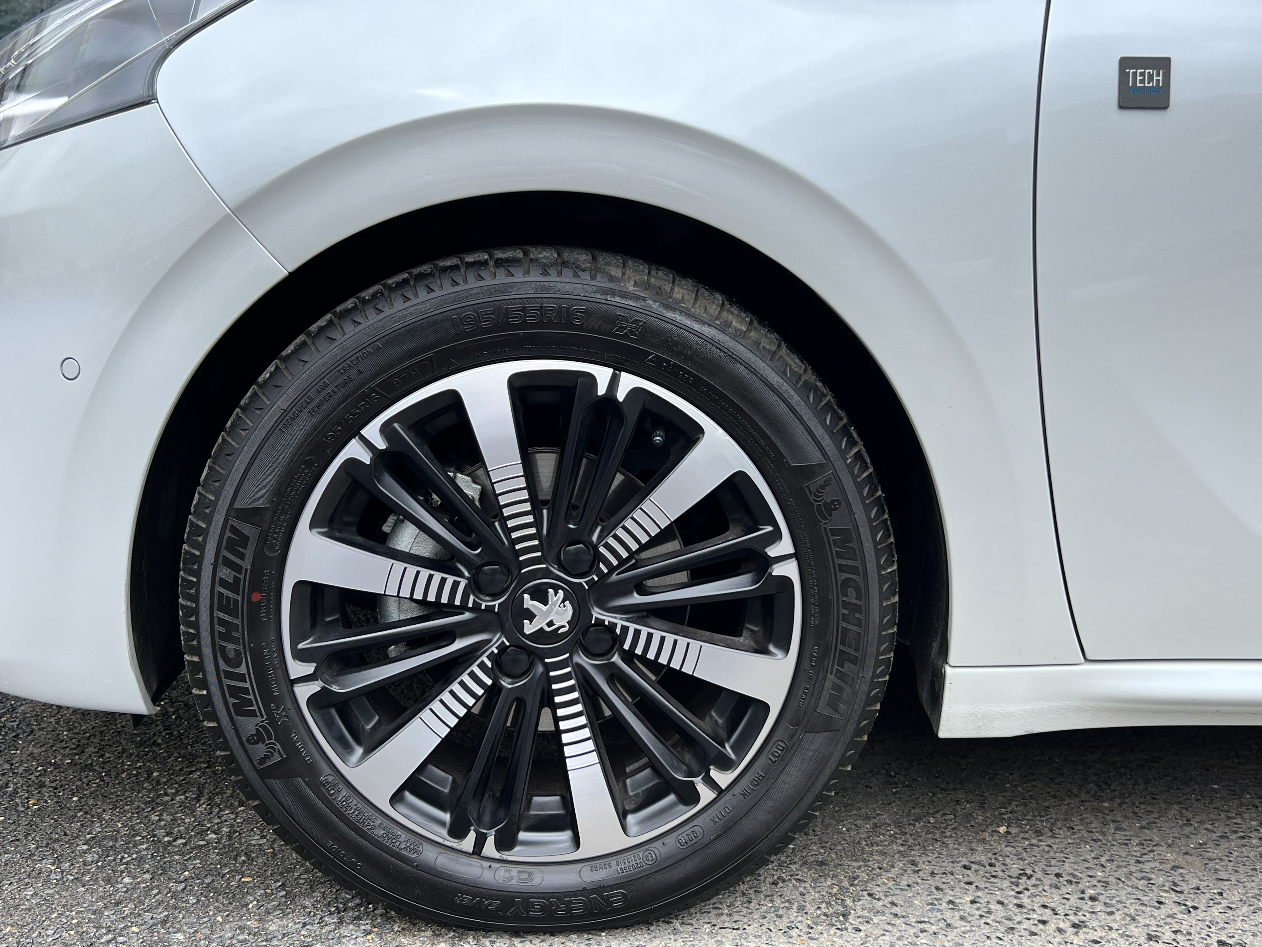 PEUGEOT 208 PHASE 2 II TECH EDITION 1.2 110 APPLE CARPLAY CAMERA / 2849 Kms 1ERE MAIN - Garantie1an