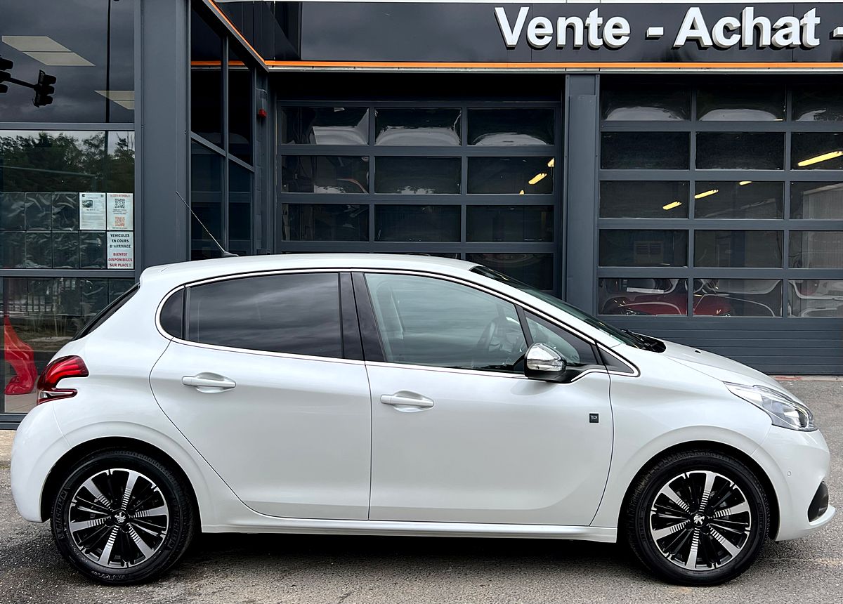 PEUGEOT 208 PHASE 2 II TECH EDITION 1.2 110 APPLE CARPLAY CAMERA / 2849 Kms 1ERE MAIN - Garantie1an