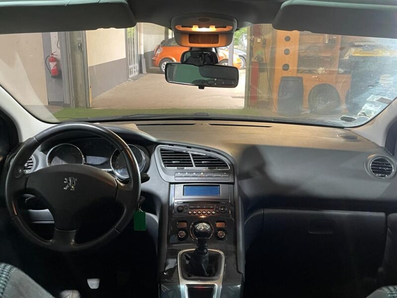 PEUGEOT 5008 2011