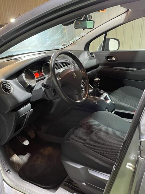 PEUGEOT 5008 2011