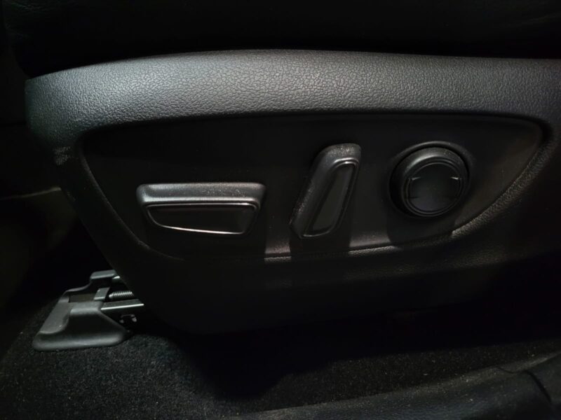 TOYOTA RAV4 Hybrid 2.5 VVT-ie 218cv Collection 2WD // COFFRE ELECTRIQUE/SIEGES CHAUFFANTS/VOLANT CHA