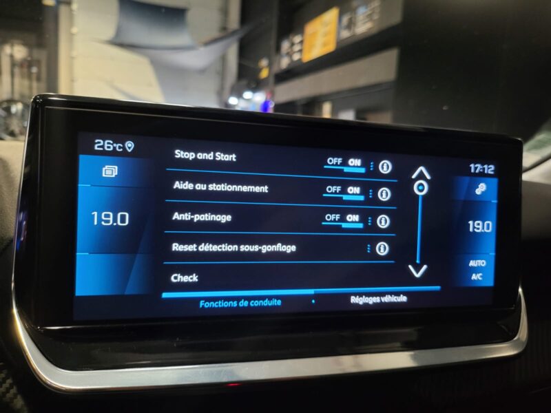 PEUGEOT 208 II 1.2 PureTech 100cv Allure Pack EAT8 // APPLE CARPLAY/MIRROR LINK/CAMERA DE RECUL