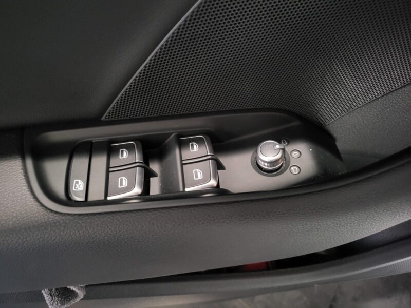AUDI S3 BERLINE 2.0 TFSI 300cv Quattro S-Tronic 4p // XENONS/PALETTES AU VOLANT/SURPIQURES