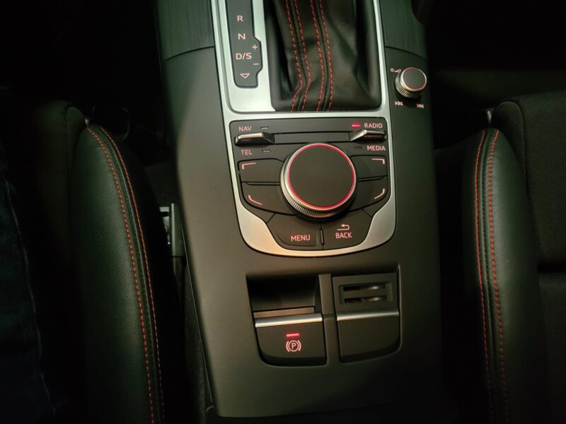 AUDI S3 BERLINE 2.0 TFSI 300cv Quattro S-Tronic 4p // XENONS/PALETTES AU VOLANT/SURPIQURES