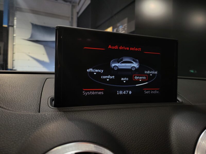 AUDI S3 BERLINE 2.0 TFSI 300cv Quattro S-Tronic 4p // XENONS/PALETTES AU VOLANT/SURPIQURES