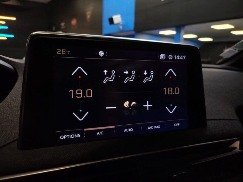 PEUGEOT 3008 1.5 BlueHDi 130CH EAT8 GT LINE / TOIT OUVRANT + CUIR CHAUFFANT ET MASSANT + APPLE CARPL