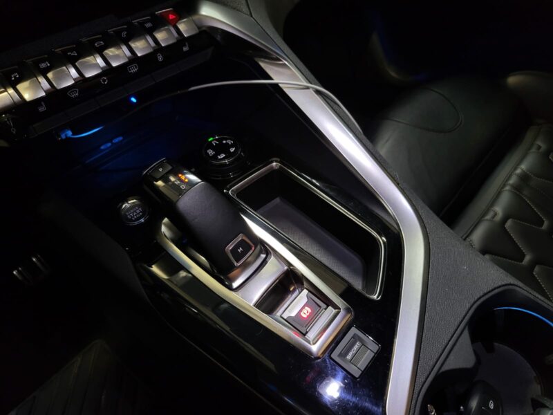 PEUGEOT 3008 1.5 BlueHDi 130CH EAT8 GT LINE / TOIT OUVRANT + CUIR CHAUFFANT ET MASSANT + APPLE CARPL