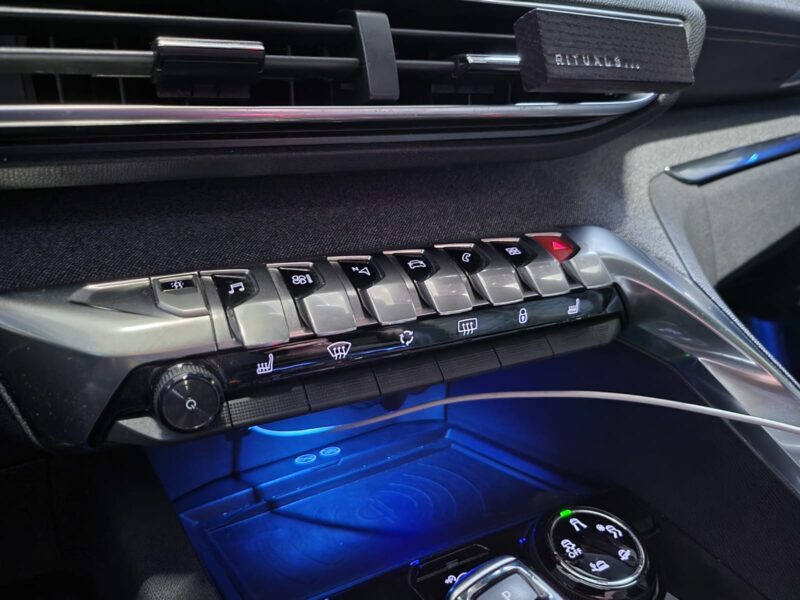 PEUGEOT 3008 1.5 BlueHDi 130CH EAT8 GT LINE / TOIT OUVRANT + CUIR CHAUFFANT ET MASSANT + APPLE CARPL