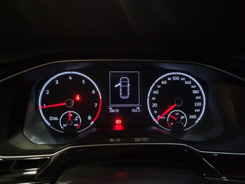 VI 1.0 TSI 95cv R-Line / APPLE CARPLAY/ CAMERA AV-AR / REGULATEUR