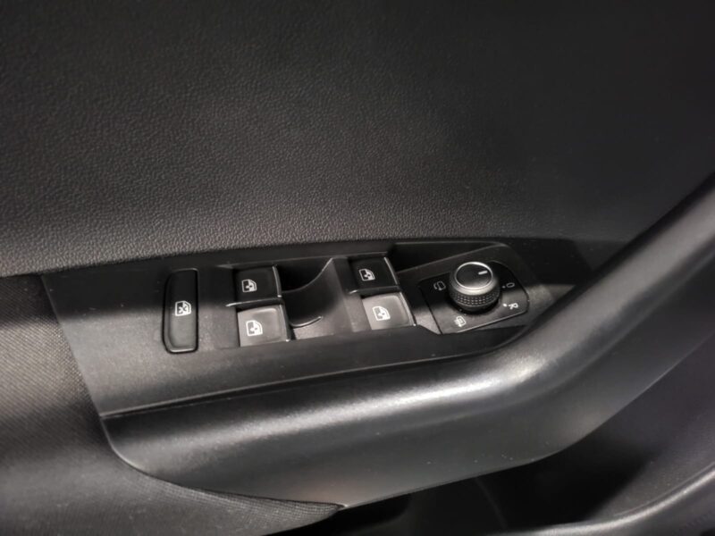 VI 1.0 TSI 95cv R-Line / APPLE CARPLAY/ CAMERA AV-AR / REGULATEUR