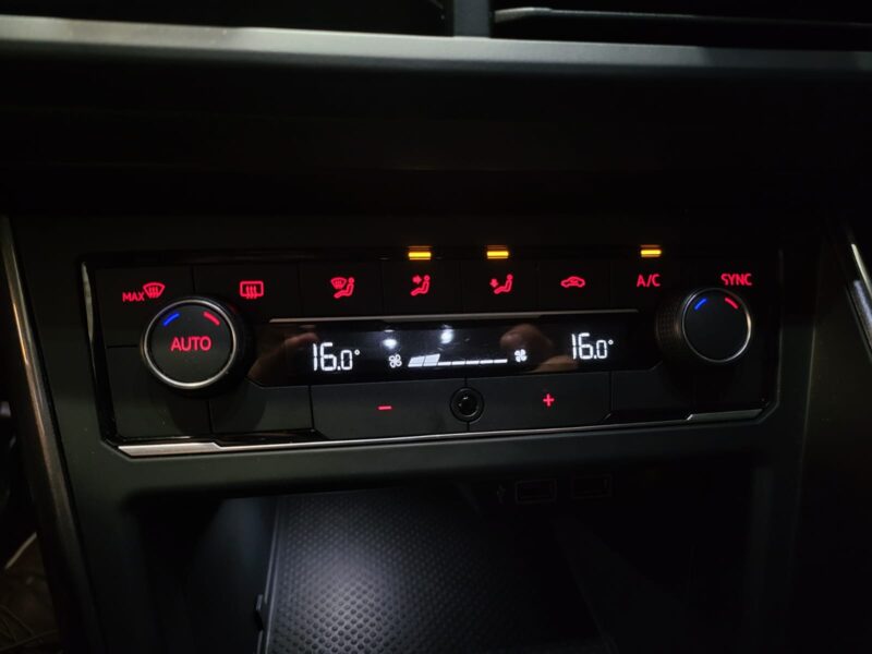 VI 1.0 TSI 95cv R-Line / APPLE CARPLAY/ CAMERA AV-AR / REGULATEUR