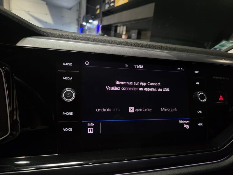 VI 1.0 TSI 95cv R-Line / APPLE CARPLAY/ CAMERA AV-AR / REGULATEUR