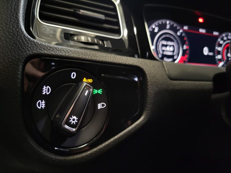 VOLKSWAGEN GOLF VII 2.0 TDI 184 cv VIRTUAL COCKPIT / CARPLAY / TOIT OUVRANT / CUIR COMPLET