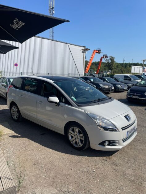 PEUGEOT 5008