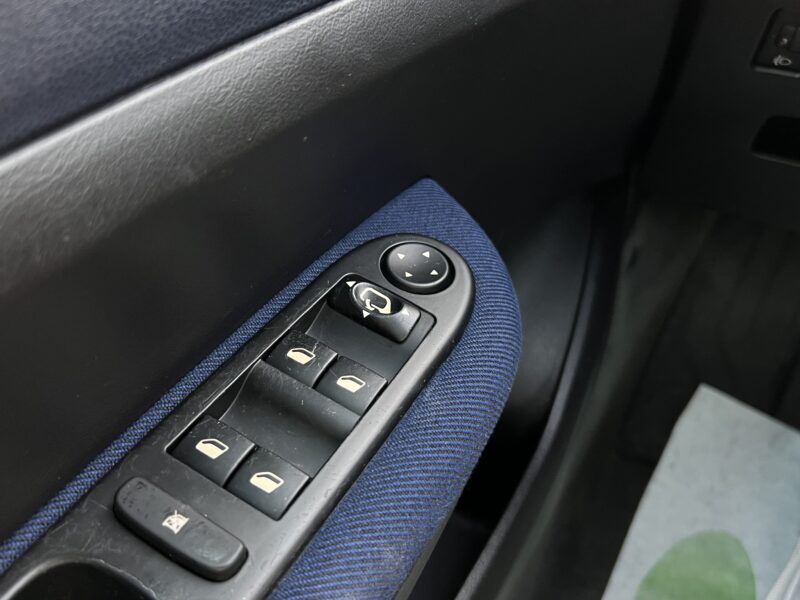 PEUGEOT 307 SW / BREAK 2.0 HDI 110 Cv 7 PLACES / 90 700 Kms TOIT PANORAMIQUE - Garantie1an