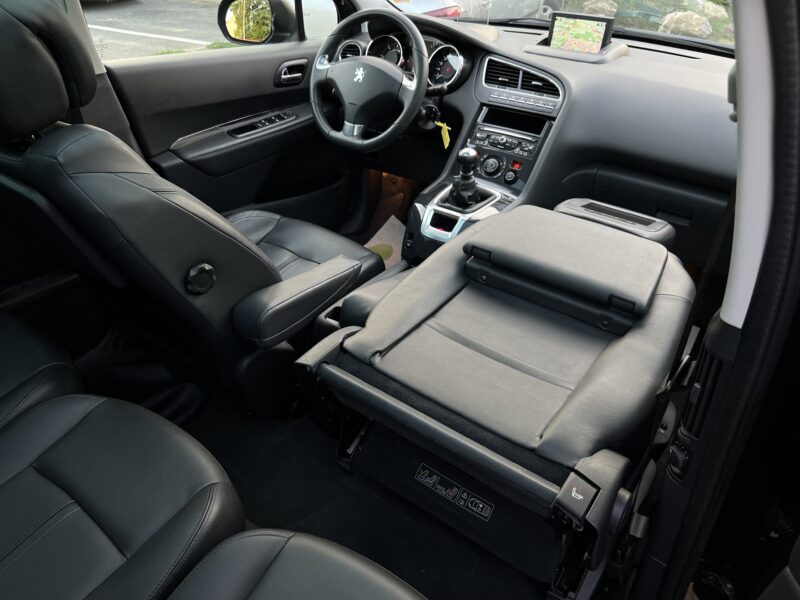 PEUGEOT 5008 FELINE 1.6 HDI 115 Cv FULL OPTIONS / LECTEUR DVD GPS CUIR TOIT PANO - Garantie1an