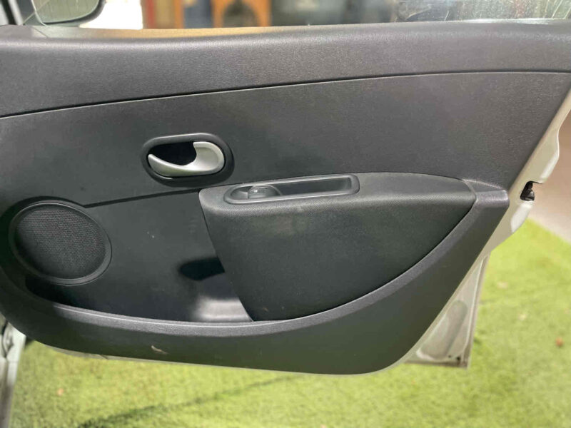 RENAULT CLIO III Phase 2 2010  1.5 dCi 68cv