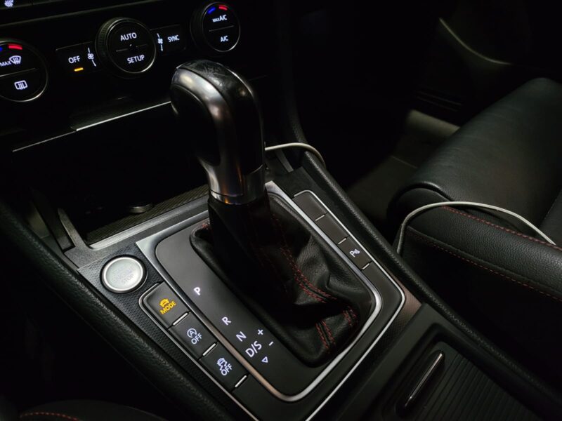 2.0 GTI PERFORMANCE 230cv / CAMERA DE RECUL / JANTES 18