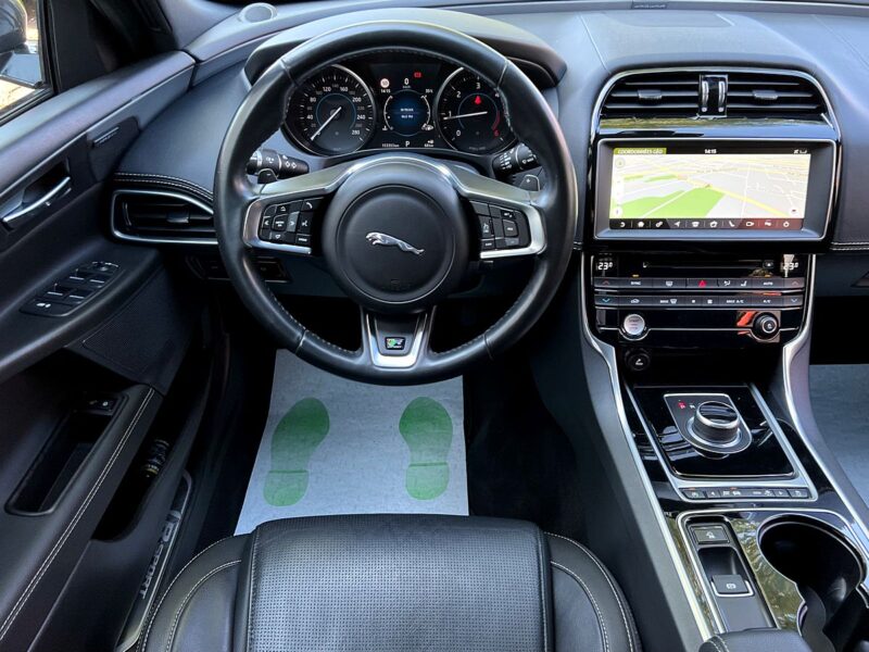 JAGUAR XE R-SPORT 2.0 D 180 Cv 4WD TOIT OUVRANT APPLE CARPLAY & ANDROID CAMERA - Garantie 6 Mois
