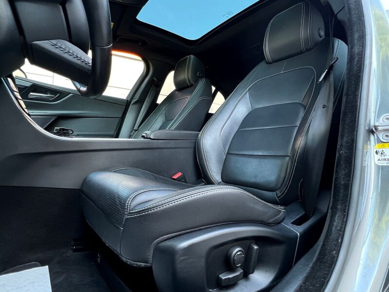 JAGUAR XE R-SPORT 2.0 D 180 Cv 4WD TOIT OUVRANT APPLE CARPLAY & ANDROID CAMERA - Garantie 6 Mois