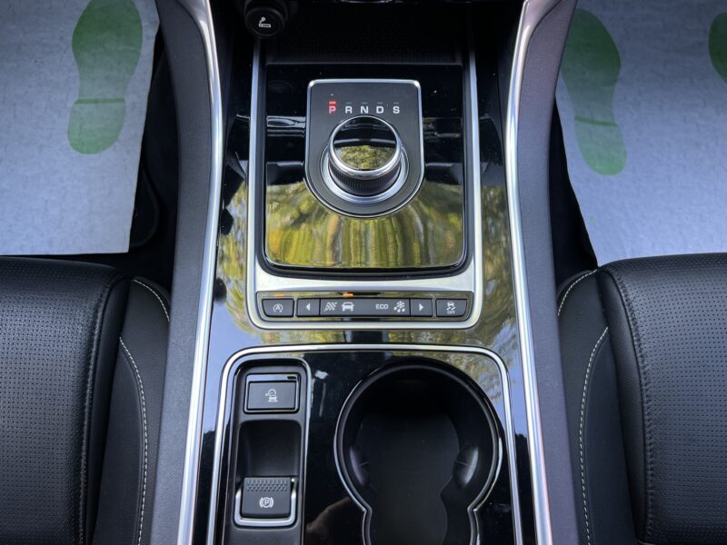 JAGUAR XE R-SPORT 2.0 D 180 Cv 4WD TOIT OUVRANT APPLE CARPLAY & ANDROID CAMERA - Garantie 6 Mois