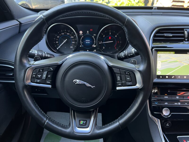 JAGUAR XE R-SPORT 2.0 D 180 Cv 4WD TOIT OUVRANT APPLE CARPLAY & ANDROID CAMERA - Garantie 6 Mois