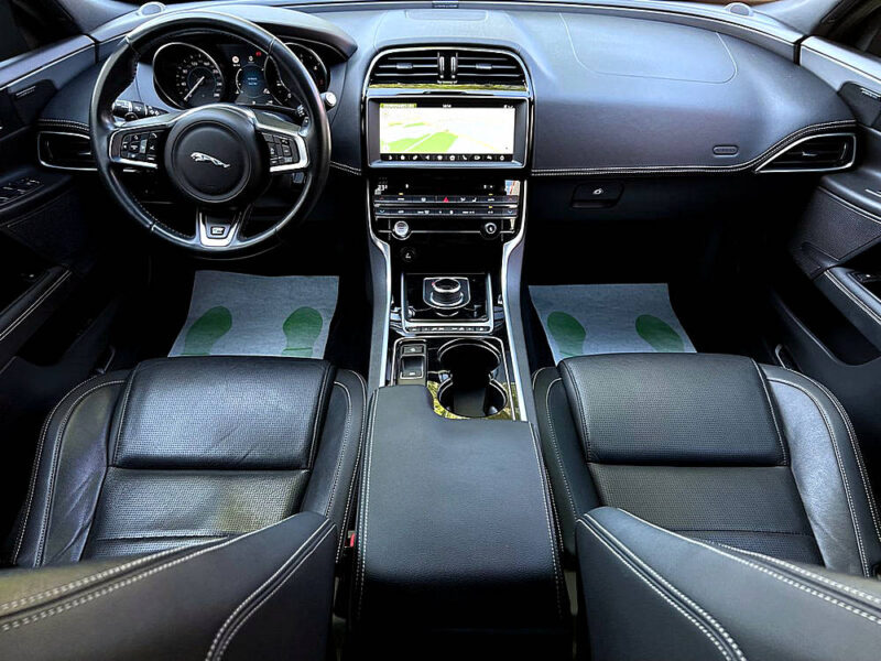 JAGUAR XE R-SPORT 2.0 D 180 Cv 4WD TOIT OUVRANT APPLE CARPLAY & ANDROID CAMERA - Garantie 6 Mois