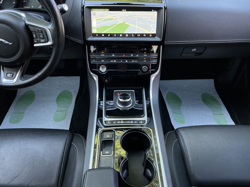 JAGUAR XE R-SPORT 2.0 D 180 Cv 4WD TOIT OUVRANT APPLE CARPLAY & ANDROID CAMERA - Garantie 6 Mois
