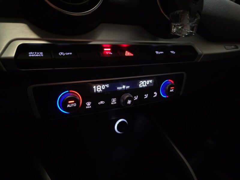 AUDI Q2 1.6 TDI 115CH BUSINESS LINE / TOIT OUVRANT+ATTELAGE+CAMERA