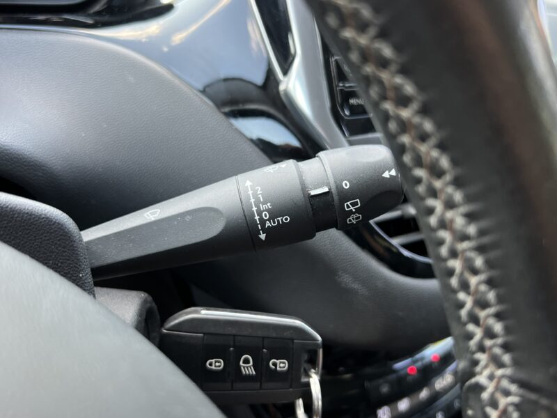 PEUGEOT 208 ALLURE 1.6 E HDI 92 Cv 1ERE MAIN ECRAN TACTILE BLUETOOTH REGULATEUR ATTELAGE Garantie1an