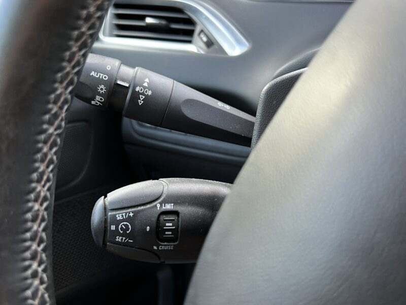 PEUGEOT 208 ALLURE 1.6 E HDI 92 Cv 1ERE MAIN ECRAN TACTILE BLUETOOTH REGULATEUR ATTELAGE Garantie1an