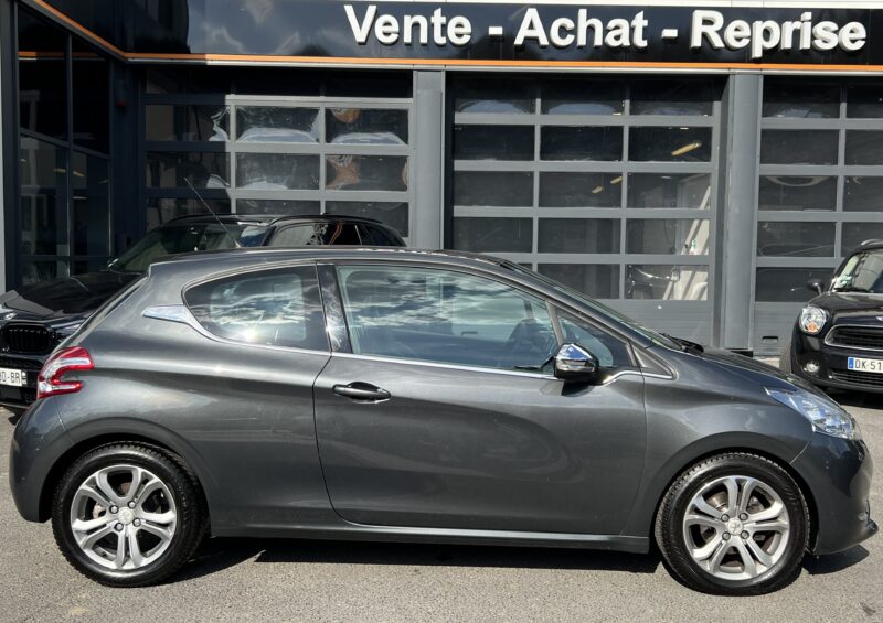 PEUGEOT 208 ALLURE 1.6 E HDI 92 Cv 1ERE MAIN ECRAN TACTILE BLUETOOTH REGULATEUR ATTELAGE Garantie1an