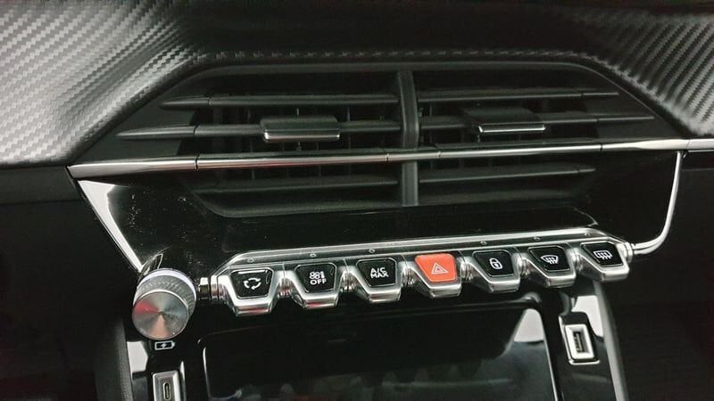 Peugeot 208 nouvelle 1.2 puretech 100cv eat8 allure + navi pack safety plus