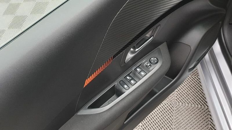 Peugeot 208 nouvelle 1.2 puretech 100cv bvm6 active pack + peugeot led technology