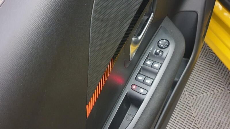 Peugeot 208 nouvelle 1.2 puretech 100cv bvm6 active pack + peugeot led technology