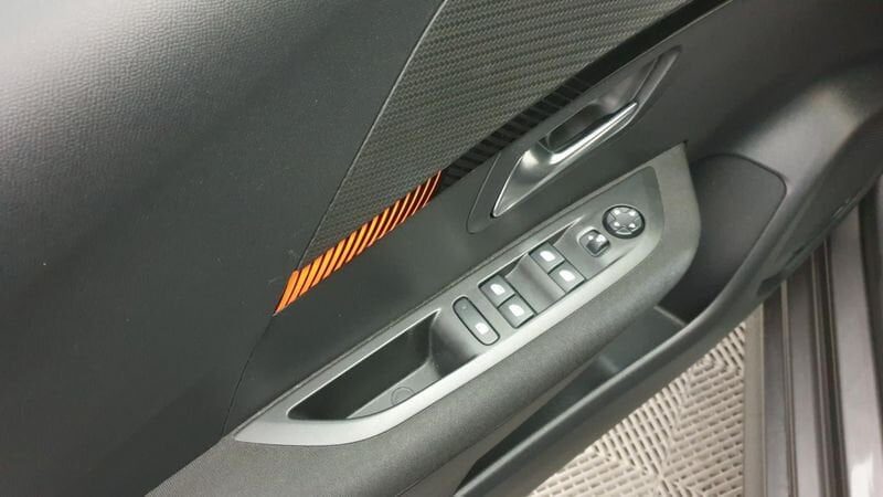 Peugeot 208 nouvelle 1.2 puretech 100cv bvm6 active pack + peugeot led technology