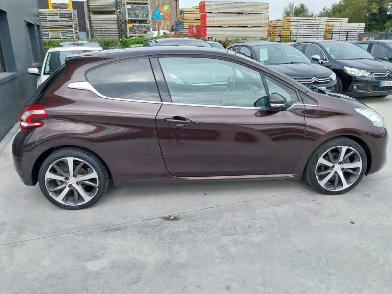 PEUGEOT 208 1.6 E-HDi 114 Feline