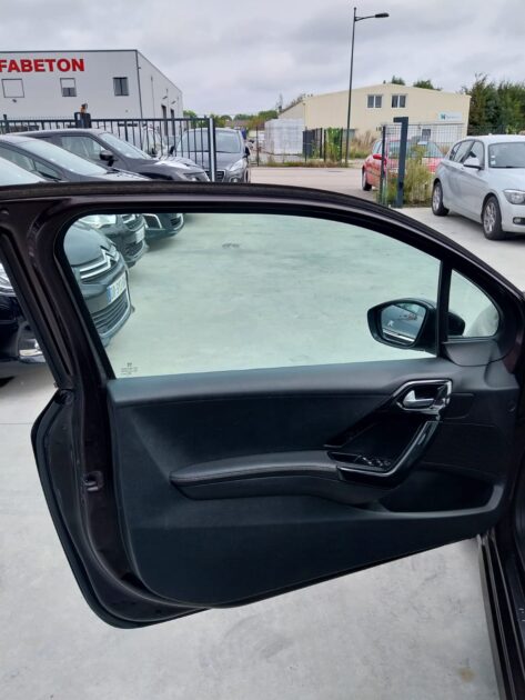 PEUGEOT 208 1.6 E-HDi 114 Feline