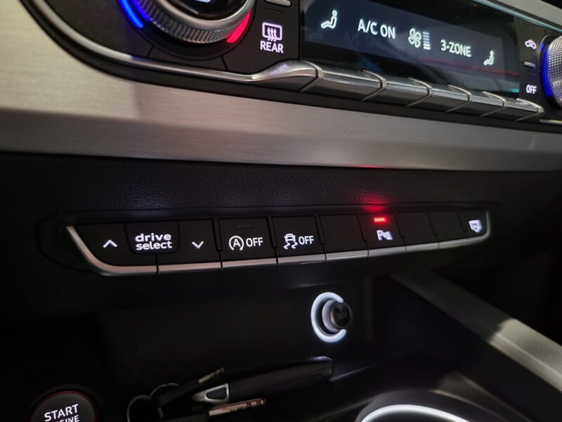 AUDI A4 B9 S4 quattro V6 TFSI 354 cv / CARPLAY / TOIT OUVRANT / SEMI CUIR MASSANT CHAUFANT