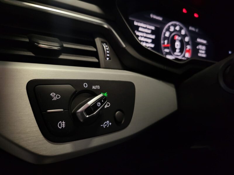 AUDI A4 B9 S4 quattro V6 TFSI 354 cv / CARPLAY / TOIT OUVRANT / SEMI CUIR MASSANT CHAUFANT