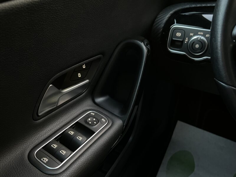 MERCEDES CLASSE A IV 180D 116 Cv 1ERE MAIN BOITE AUTO 7G CUIR GRAND ECRAN FULL LEDS - Garantie1an